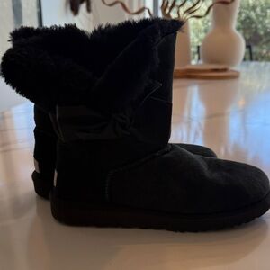 🖤UGG Black Bow Boots Sz 8 🖤